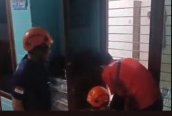 Dramatis! Damkar Dobrak Pintu Evakuasi Emak-Emak di Pasuruan Terkunci dalam Kamar<