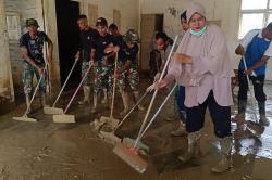 Momen Prajurit TNI, Guru dan Siswa Gotong Royong Bersihkan Sekolah di Aceh Tamiang<