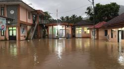 Banjir Rendam Puskesmas Palabuhanratu, Basarnas Evakuasi Pasien dan Tenaga Medis<