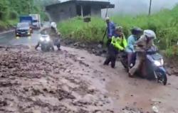 Tebing 25 Meter Longsor Tutup Jalur Bagbagan-Kiara Dua Sukabumi, Lalin Lumpuh Total<