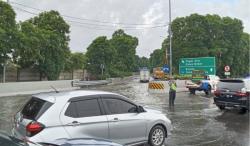 Banjir Rendam Tol Sedyatmo Arah Bandara Soetta, Lalu Lintas Padat<