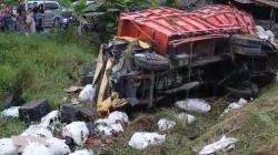 Kecelakaan di Asahan, Truk Terguling Ditabrak KA Putri Deli <