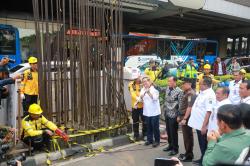 Pramono Anung Didampingi Sutiyoso Pamer Potongan Besi Tiang Monorel