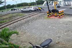 Viral! Aksi Heroik Kabid Humas Polda Jateng Dorong Mobil Kursus Mogok di Rel Kereta<