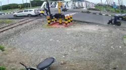 Menegangkan Mobil Mogok di Pelintasan Kereta Semarang, Warga dan Polisi Sigap Bantu Dorong<
