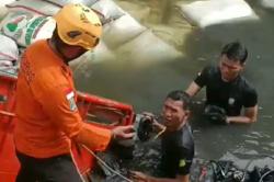 Kecelakaan Truk Beras Terjun ke Sungai di Kaligawe Semarang, Sopir Tewas Terjepit