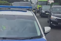 Korlantas bakal Panggil Pengemudi Patwal yang Senggol Mobil Warga di Tol Tomang