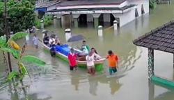 Viral Warga Pati Evakuasi Jenazah Pakai Perahu akibat Dikepung Banjir<