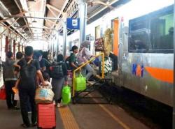 Banjir Rendam Jalur Kereta di Kendal, Perjalanan 8 KA Terganggu<