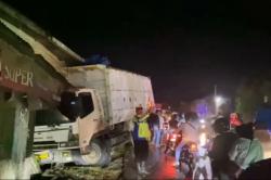 Kecelakaan di Rangkasbitung Lebak, Truk Rem Blong Tabrak Toko di Jalan Menurun<