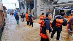 Tanggul Kalimalang Jebol, Ratusan Rumah di Karawang Terendam Banjir <