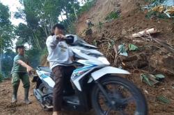 Tebing Setinggi 20 Meter Longsor di Sumowono Semarang, Akses 4 Dusun Terputus<