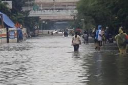Banjir Jabodetabek, Jalan Mangga Dua Jakpus Terendam hingga Lalu Lintas Lumpuh