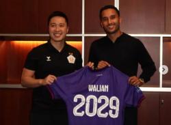Ezra Walian Tak Tergoda Persija, Resmi Bertahan di Persik Kediri hingga 2029<