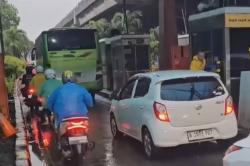 Jalan Yos Sudarso Jakut Banjir, Pemotor Masuk Tol Hindari Genangan
