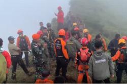 Medan Terjal Hambat Evakuasi Korban dan Puing Pesawat ATR 42-500 di Bulusaraung<