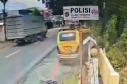 Kecelakaan Maut Elf Tabrak Motor di Jalur Cirebon-Bandung, Kakek dan 2 Cucu Tewas<