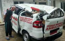 Ambulans Bawa Pasien Ringsek Tertimpa Pohon Tumbang di Nyalindung Sukabumi<