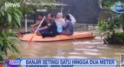 Banjir Karawang Lumpuhkan Akses Jalan, Warga Beraktivitas Pakai Perahu<