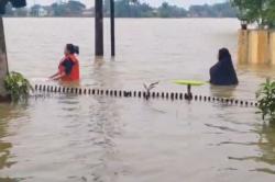 Banjir Karawang Masuki Hari ke-4, Ribuan Rumah Masih Terendam Air Setinggi 1 Meter<