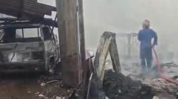 Kebakaran Lapak Barang Bekas di Sidoarjo, Mobil Pikap Ikut Hangus Dilalap Api<