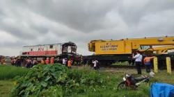 6 Perjalanan Kereta Terganggu Akibat Tabrakan Menoreh dengan Truk Tangki di Cirebon<