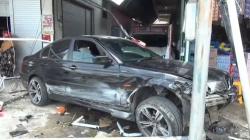 Kecelakaan di Palangka Raya Terekam CCTV, BMW Tabrak Tiang Baliho dan Lapak Pedagang Es<