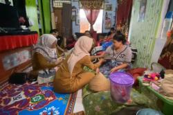 Viral Ibu Hamil di Lebak Keburu Melahirkan di Mobil Pikap akibat Jalan Rusak Parah<