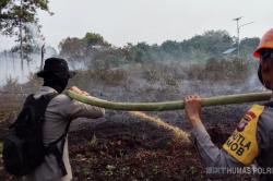 Brimob Polda Kalbar Gerak Cepat Padamkan Kebakaran Lahan Gambut di Kubu Raya<
