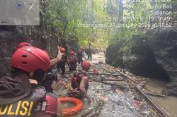 Ibu dan Anak Hilang Terseret Banjir di Tabanan, Tim SAR Polda Bali Sisir Sungai<