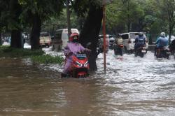Jakarta Diguyur Hujan Pagi Ini, 61 RT dan 6 Ruas Jalan Terendam Banjir
