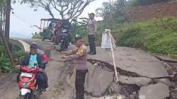 Jalan Raya Batunyana–Danasari Tegal Ambles akibat Hujan Deras, Mobil Tak Bisa Melintas<