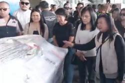 Isak Tangis Iringi Kedatangan Jenazah Pramugari Pesawat ATR 42-500 Florencia di Manado<