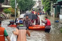 Pondok Karya Jaksel Masih Dikepung Banjir, Warga Naik Perahu Karet Keluar Kompleks