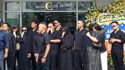 Tangis Sahabat Pecah Iringi Jenazah Lula Lahfah Sebelum Disalatkan