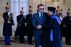 Prabowo Disambut Macron di Istana Elysee saat Hadiri Jamuan Makan Malam