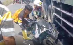 Kecelakaan di Jombang, Ayah dan Anak asal Sidoarjo Tewas Terlindas Truk<