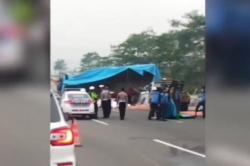 Detik-Detik Kecelakaan Beruntun 4 Kendaraan di Tol Cisumdawu Tewaskan 3 Orang<