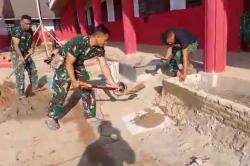 TNI AD Bantu Bersihkan Sekolah Terdampak Bencana di Tapteng dan Tapsel<