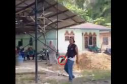 Viral Aksi Koboi Oknum Diduga Kades di Padanglawas Utara Tenteng Pistol Kejar Warga<
