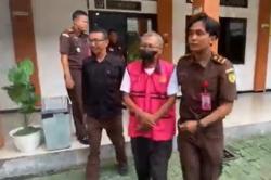 Buronan Korupsi KONI Jombang Ditangkap di Karawang, Nyamar jadi Penjual Pecel<