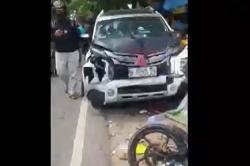 Detik-Detik XPander Tabrak Sejumlah Motor dan Gerobak Pedagang di Sumenep Terekam CCTV<