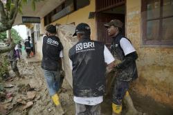 Dukung Pemulihan Pascabencana, Relawan BRI Peduli Bersih-bersih Sekolah di Aceh Tamiang <