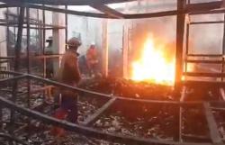 Kebakaran Gudang Sepatu di Mojokerto, Warga Panik Dengar Ledakan Keras
