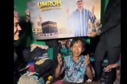 Sudrajat Naik Derajat! Penjual Es Gabus Viral Dapat Umrah, Omzet Terus Melejit!<