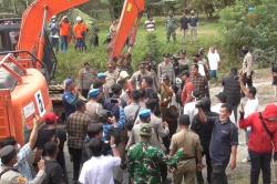 Memanas! Ratusan Warga Tolak Eksekusi Rumah Lahan di Padang Halaban Labura<