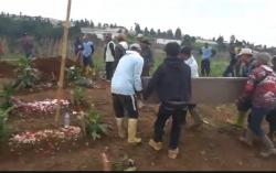 Update Longsor Lereng Burangrang Cisarua: 71 Korban Ditemukan, 13 Dimakamkan Massal<