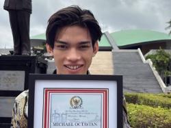 Model Mike Octavian Eks Manusia Silver Raih Penghargaan dari DPD RI, Ini Prestasinya!