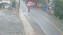 Detik-Detik Daihatsu Sigra dan Angkot Adu Banteng di Jalan Raya Labuan-Carita Terekam CCTV<