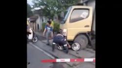 Kecelakaan di Lebak, Warga Panik Berjibaku Evakuasi Pemotor dari Kolong Truk<